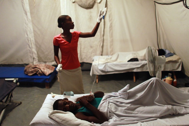 אחות מטפלת בחולה עם כולרה באיטי