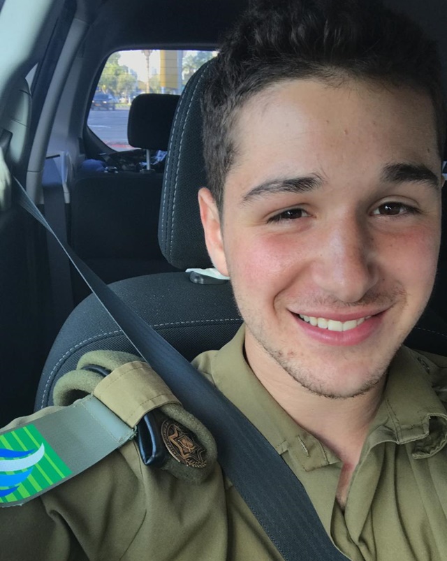 החייל המזמר: מופיע ברחבי הארץ ומשמח את הקהל 