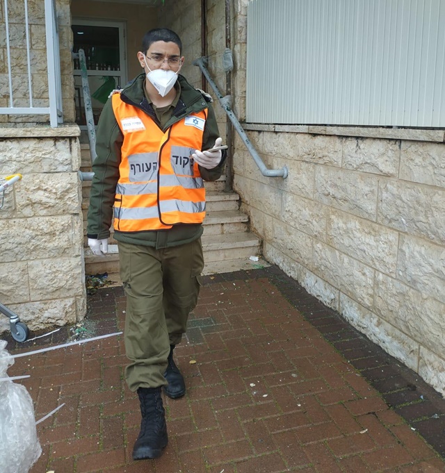הרס"ר שאחראי על חלוקת מזון למאות קשישים באדיבות דובר צה"ל