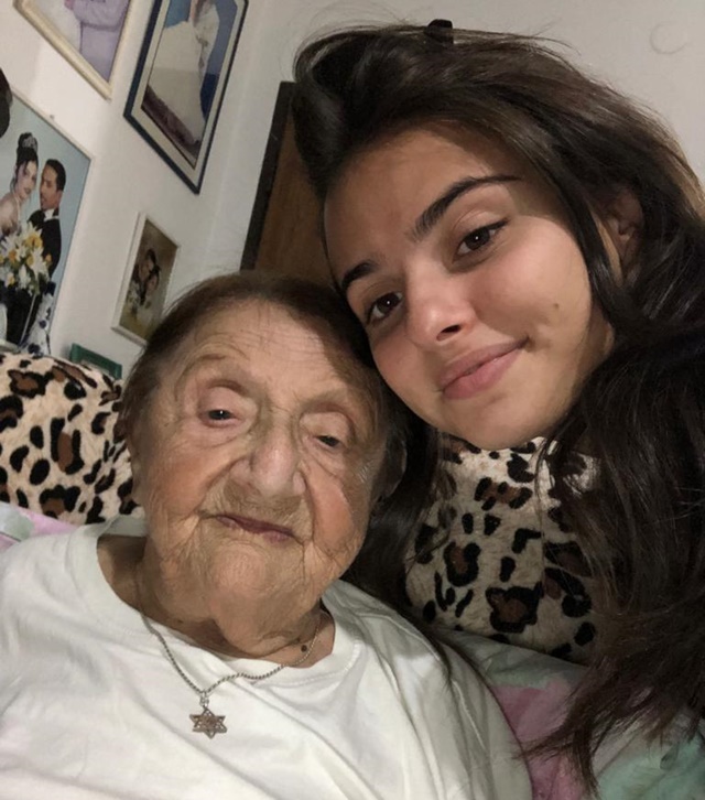 קים אור אזולאי מראיינת את סבתא רבא ניצולת השואה צילום פרטי