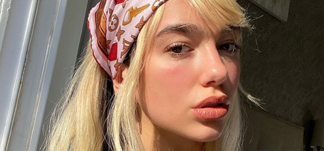 צילום מסך מאינסטגרם dualipa@ טרנד השבוע: לא רק לאמא של שבת. צילום מסך מאינסטגרם dualipa@