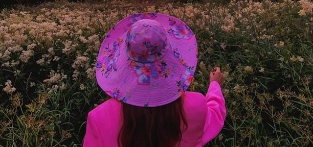 צילום מסך מאינסטגרם niinasandbech@ טרנד השבוע: ורוד וסגול בדיבור אחד. צילום מסך מאינסטגרם niinasandbech@