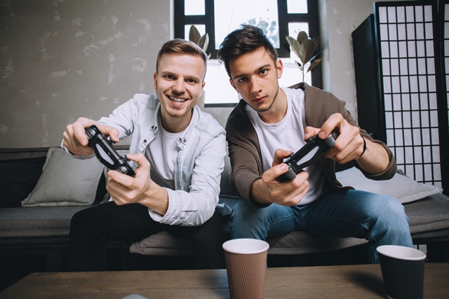 מחלקים לכם חבילת משחקים של פרטנר TV למשך שנה! adobestock