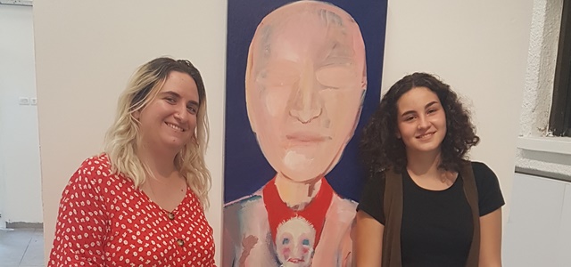 באדיבות יחסי ציבור האוצרת הצעירה: שיתוף הפעולה המפתיע בין האמנית לבת ה-13. באדיבות יחסי ציבור