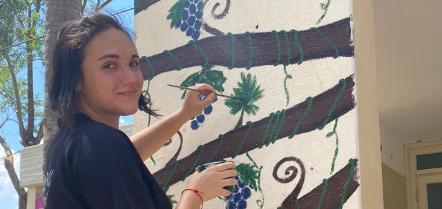 צילום פרטי גרפיטי בבית הספר: הנערה שמקבלת תשלום על ציורי קירות. צילום פרטי