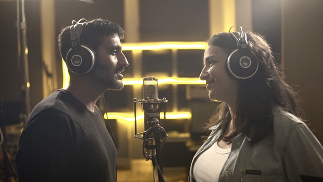 התרנגול והחסידה: צחי הלוי ולוסי האריש בשיר זוגי ובינלאומי דורון פרחי. יודן הפקות
