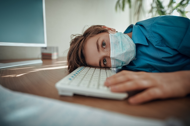 בלי סודות: "הוא לחץ עלי שניפגש רק אצלו" adobestock