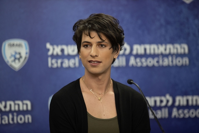 גאווה בעולם שמרני: ספיר ברמן מעוררת השראה עוז מועלם