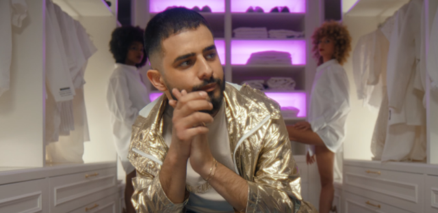 מישה קמינסקי, מתוך הקליפ נוריד ת'חולצה: עדן חסון בשיר קצבי חדש. מישה קמינסקי, מתוך הקליפ