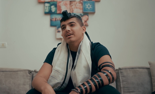 על אחדות ואהבה: ליאם גולן מפגין יכולות שירה לראשונה צילום מסך מהקליפ