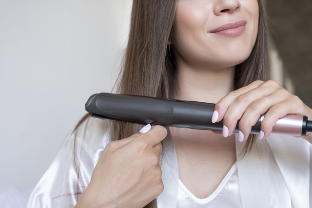 איזה יופי: הפתרון החדש לשיער שעבר החלקה adobestock אילוסטרציה