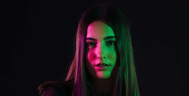 מאי סביר (סטודיו מאיסה) הזמרת הצעירה מפתיעה: "יאללה ביי, אני מסירה עוקב". מאי סביר (סטודיו מאיסה)