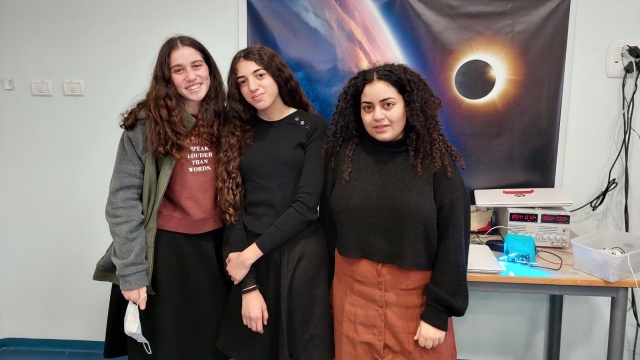 חומוס תוצרת ירח: תלמידות ביה"ס משתתפות בניסוי בפורץ דרך אלבום פרטי