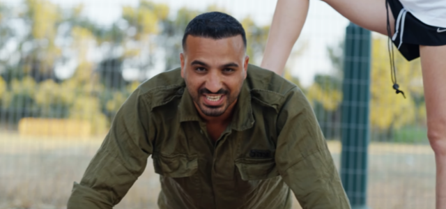 צילום מסך מהקליפ ההמנון למשתחררים מצה"ל: מאור אדרי מארח את רון ביטון. צילום מסך מהקליפ