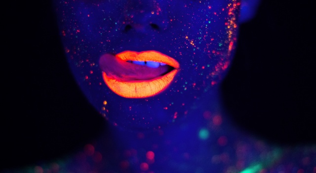 פולמון פארטי: איך להתאפר עם צבעי ניאון? ADOBESTOCK