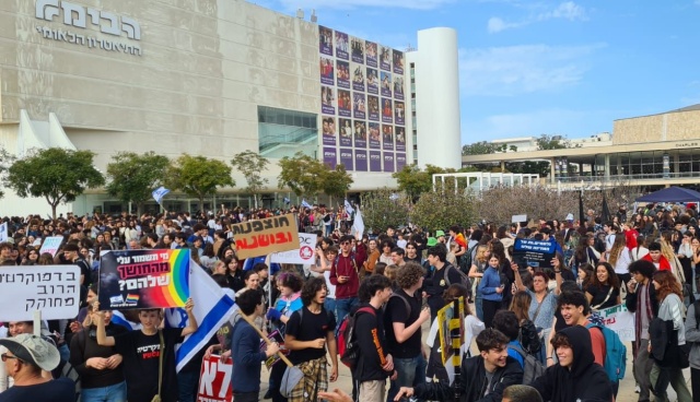 מחאת התלמידים: "לא נשתוק כשארצנו משנה את פניה" דוברות מחאת התלמידים מחאת התלמידים: "לא נשתוק כשארצנו משנה את פניה" דוברות מחאת התלמידים