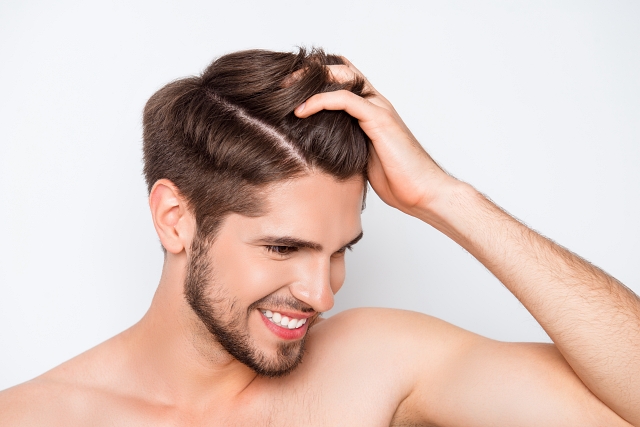 איזה יופי: גם לגברים מגיע לטפח את השיער. adobestock (אילוסטרציה)