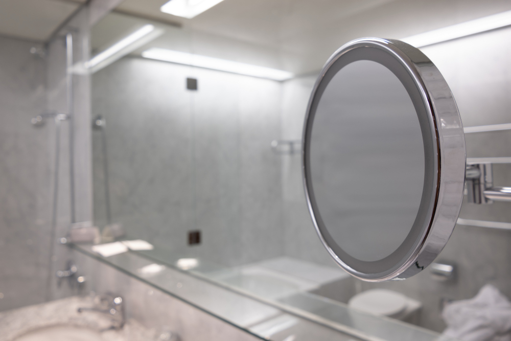 איך לבחור מראה לחדר אמבטיה: טיפים לעיצוב חכם עם מראות מעוצבות FREEPIK