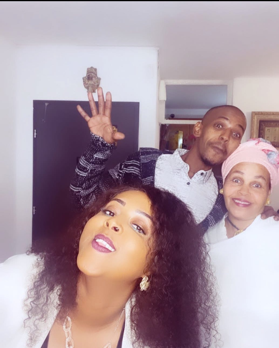 אסתר עם אמה ואחיה