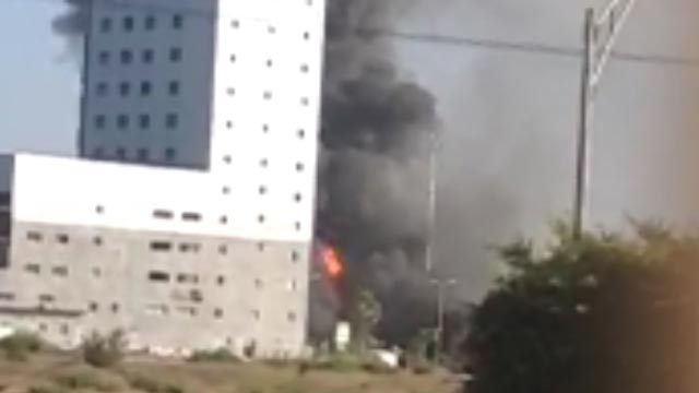 צפו: פגיעה ישירה של רקטה בתחנת הדלק באשדוד צילום סטילס: משה אבוטבול