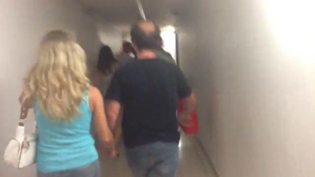 צפו: אנשים בקניון פתח תקווה נכנסים למרחב המוגן צילום סטילס: שנהב דעבול
