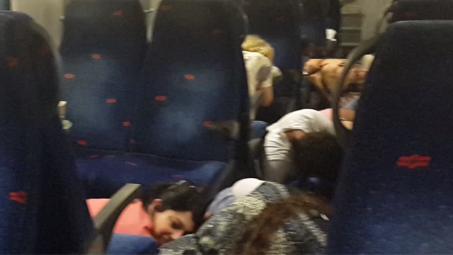 צפו: נוסעי הרכבת מתגוננים בזמן אזעקה בתל אביב צילום סטילס: אלון אלבכרי